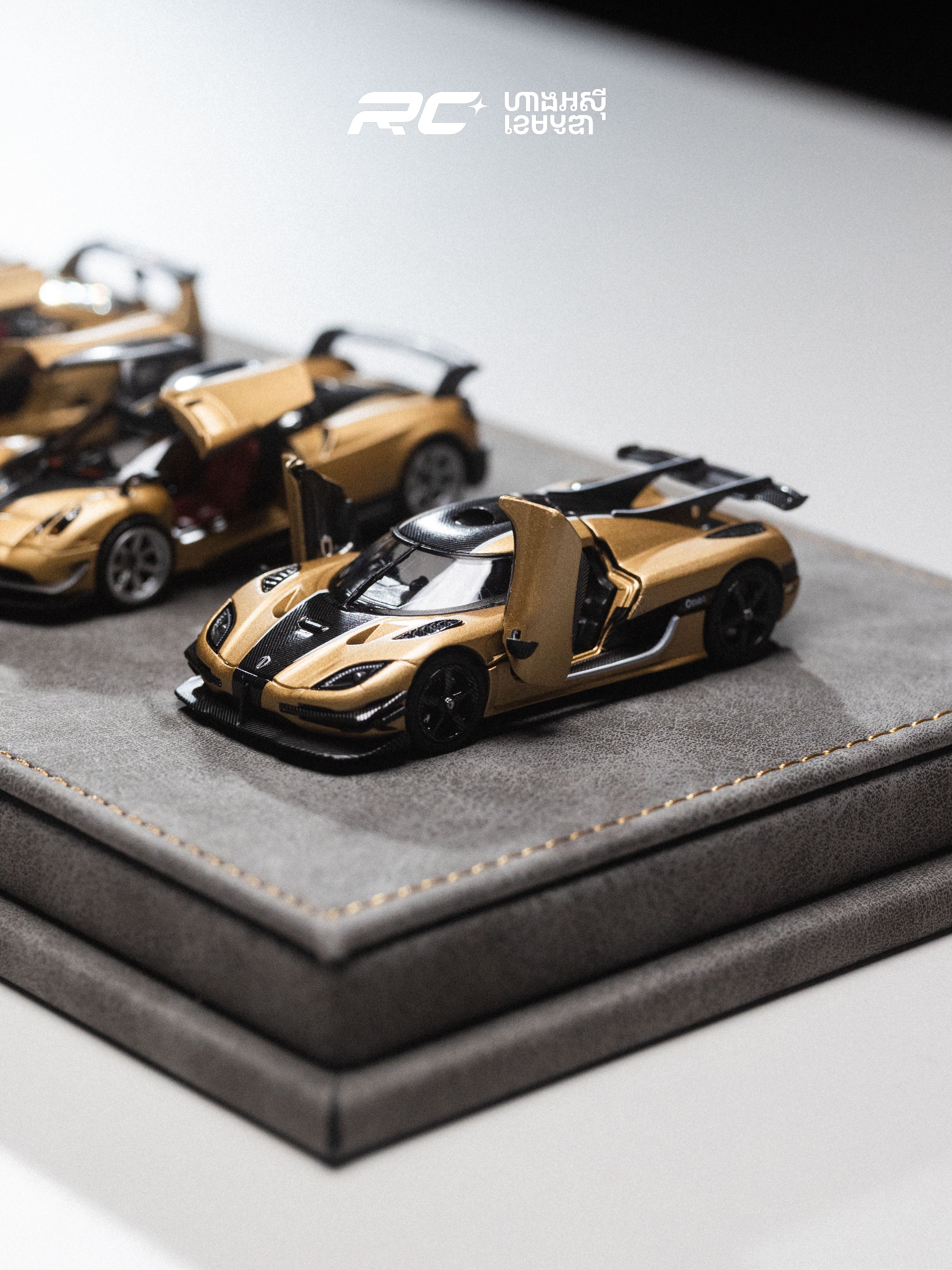 ( 7 Cars ) Gold and Carbon  ( Chase car ) HEC Beijing Exhibition Limited Edition