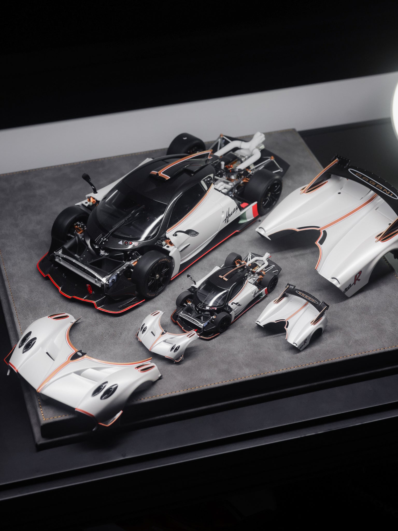 Set 1/18 and 1/64 LCD Pagani Huayra R Matte Pearl White