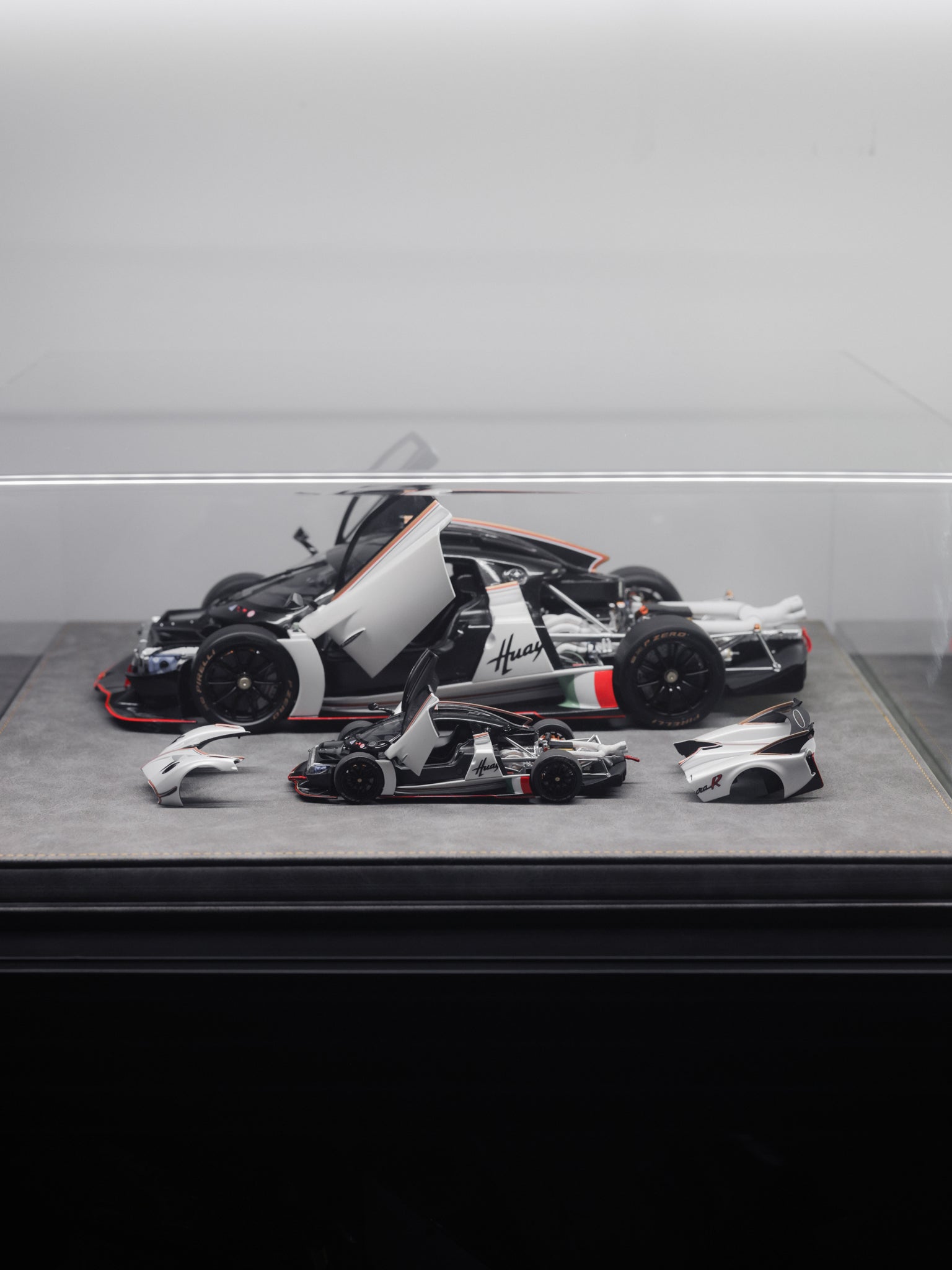 Set 1/18 and 1/64 LCD Pagani Huayra R Matte Pearl White