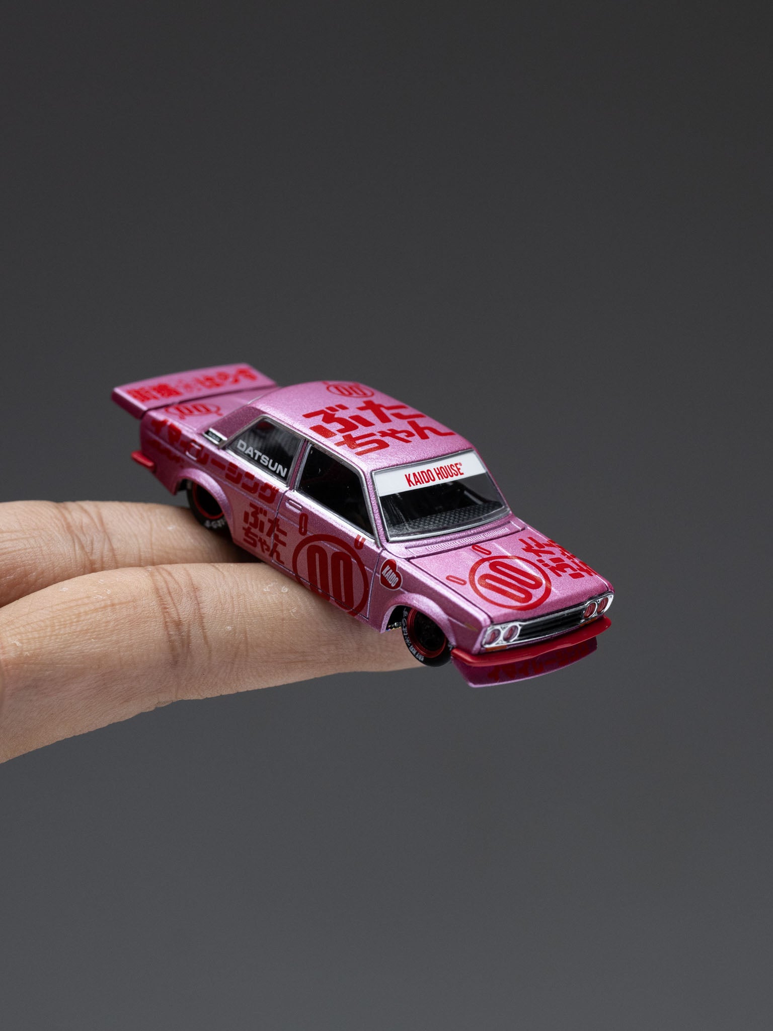 KAIDO HOUSE X MINI GT 1:64 达特桑 510 PRO STREET BUTA V1 – 粉色 KHMG161