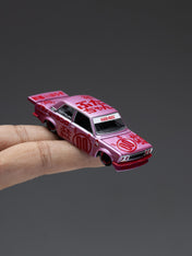KAIDO HOUSE X MINI GT 1:64 达特桑 510 PRO STREET BUTA V1 – 粉色 KHMG161