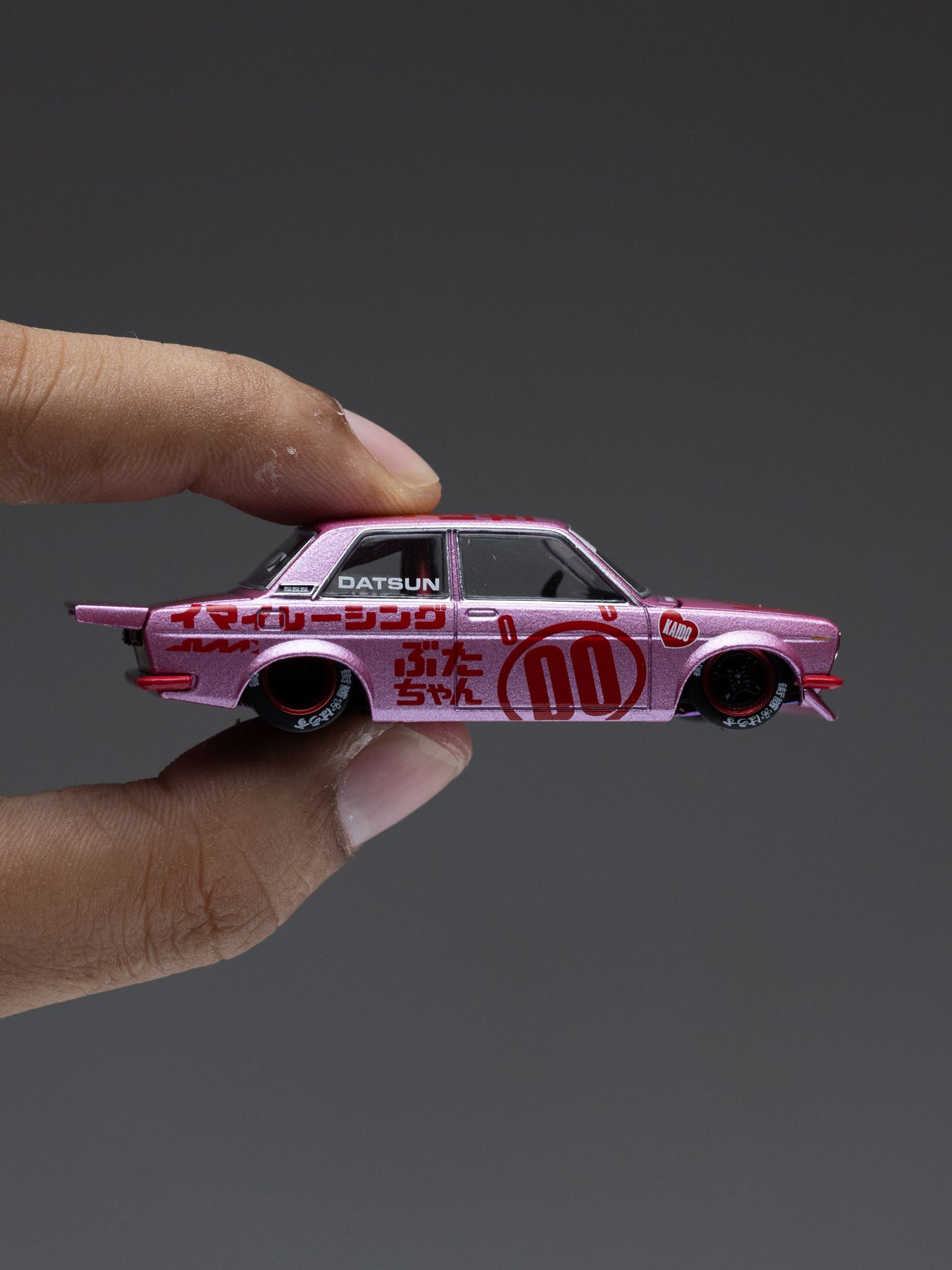 KAIDO HOUSE X MINI GT 1:64 达特桑 510 PRO STREET BUTA V1 – 粉色 KHMG161