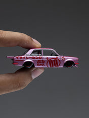 KAIDO HOUSE X MINI GT 1:64 达特桑 510 PRO STREET BUTA V1 – 粉色 KHMG161