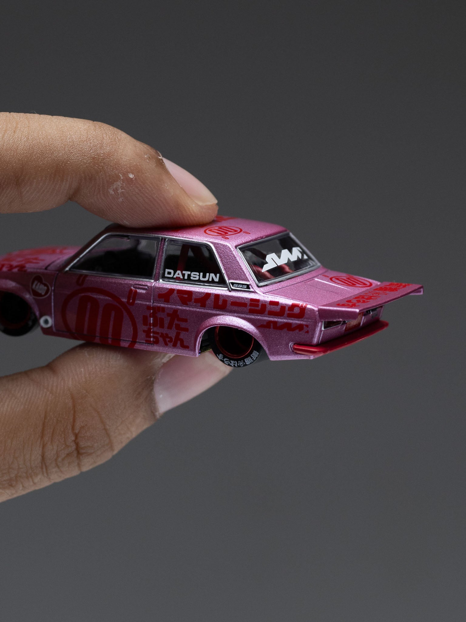 KAIDO HOUSE X MINI GT 1:64 达特桑 510 PRO STREET BUTA V1 – 粉色 KHMG161