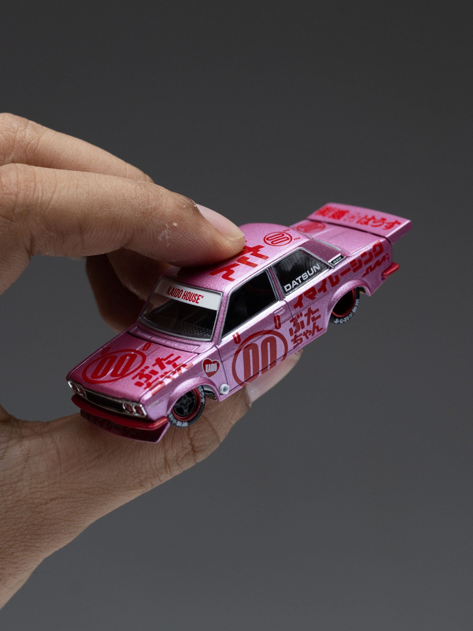 KAIDO HOUSE X MINI GT 1:64 达特桑 510 PRO STREET BUTA V1 – 粉色 KHMG161