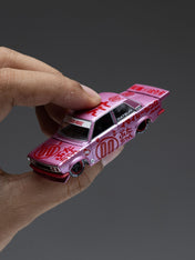 KAIDO HOUSE X MINI GT 1:64 达特桑 510 PRO STREET BUTA V1 – 粉色 KHMG161