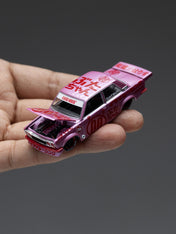 KAIDO HOUSE X MINI GT 1:64 达特桑 510 PRO STREET BUTA V1 – 粉色 KHMG161