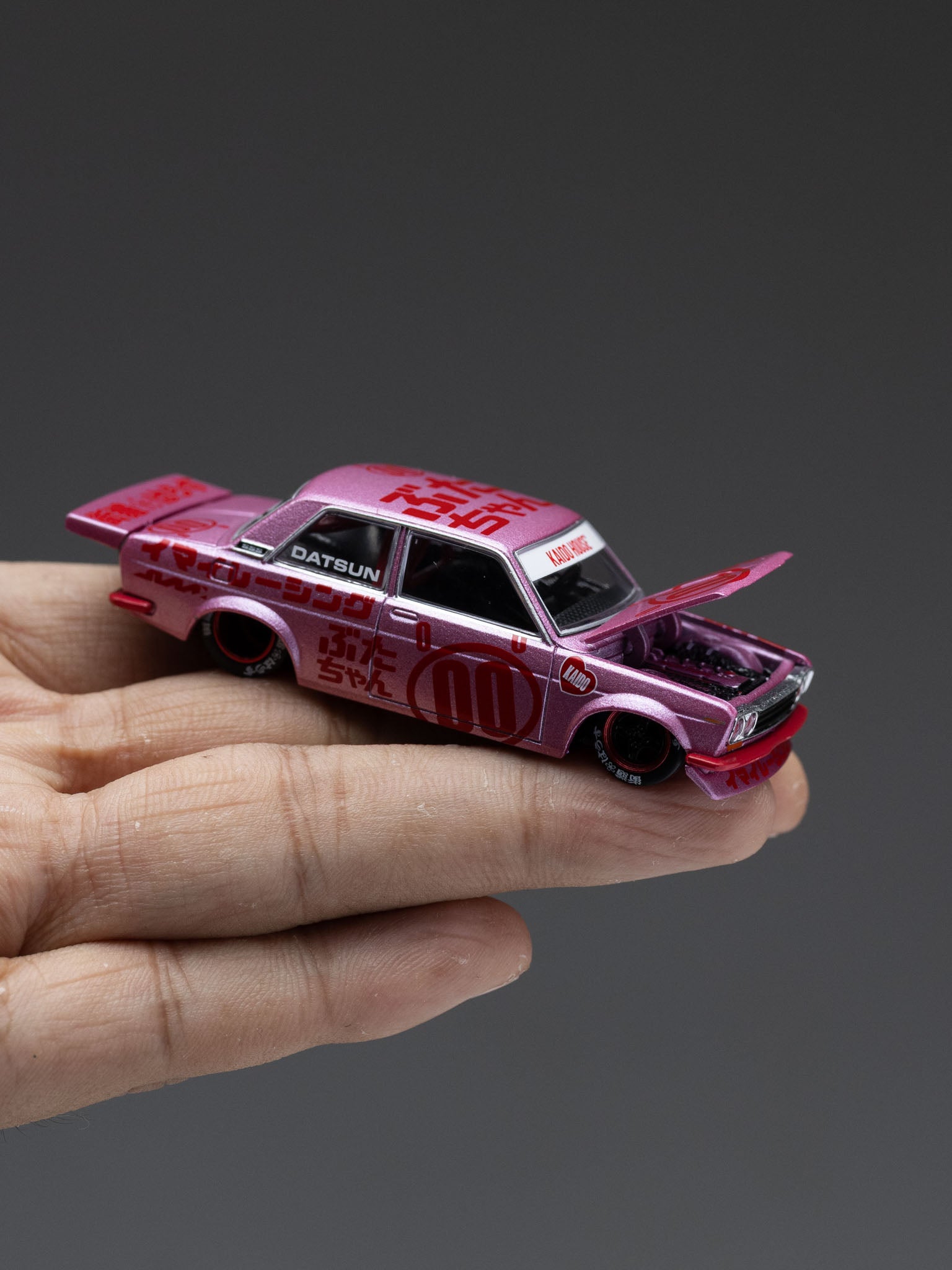 KAIDO HOUSE X MINI GT 1:64 达特桑 510 PRO STREET BUTA V1 – 粉色 KHMG161