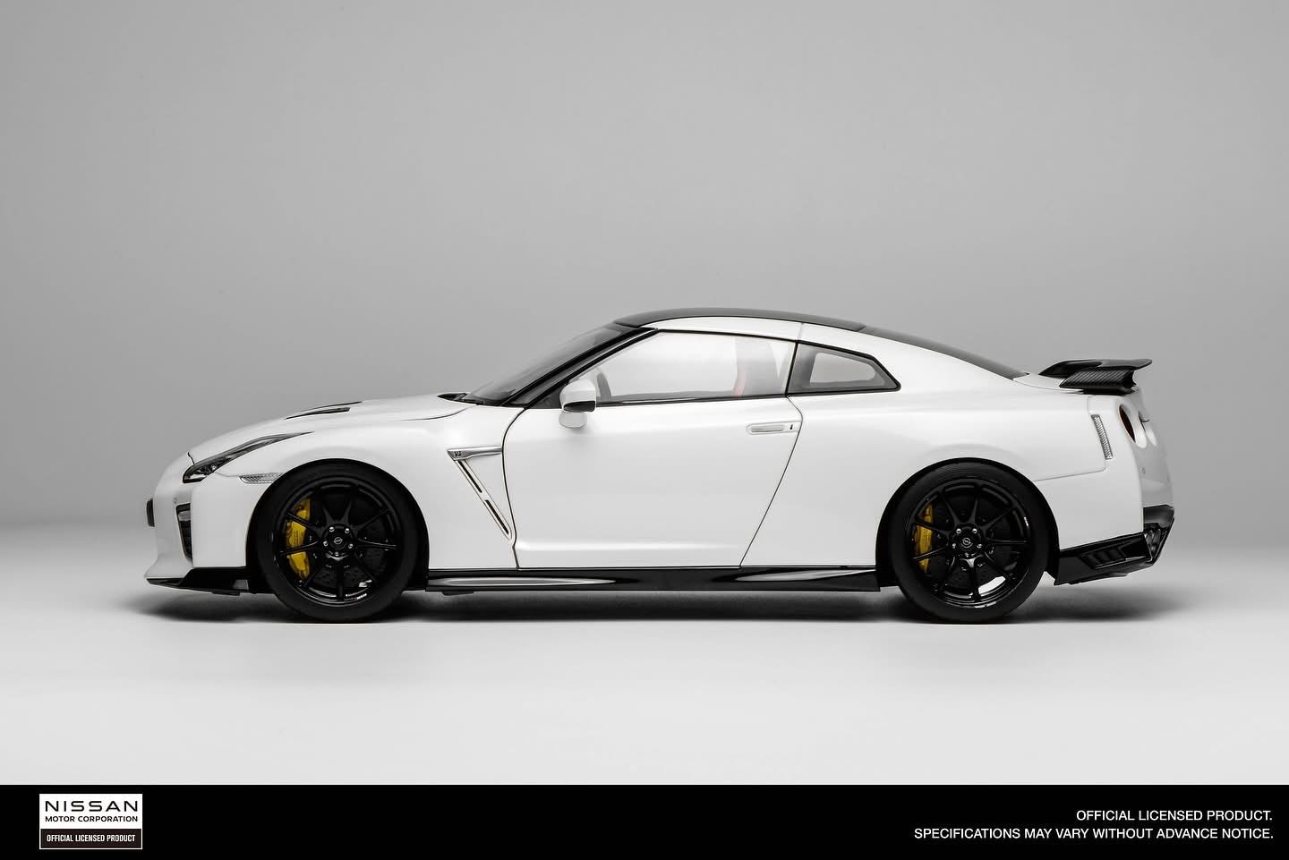 MOTORHELIX - 日产GT-R (R35) Track Edition Engineered by NISMO T-Spec 2022 亮光珍珠白