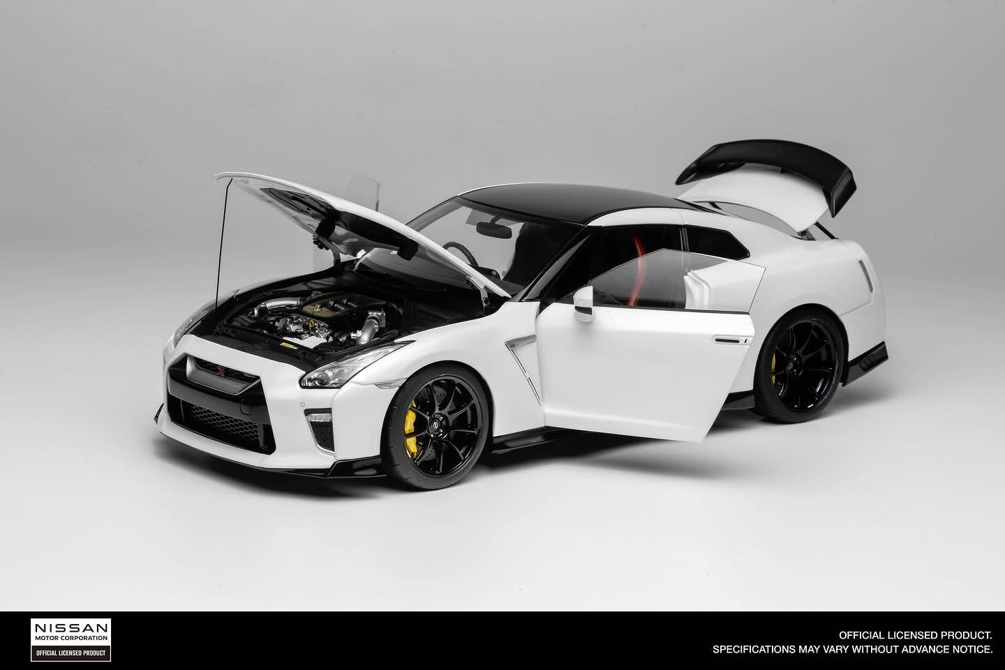 MOTORHELIX - 日产GT-R (R35) Track Edition Engineered by NISMO T-Spec 2022 亮光珍珠白