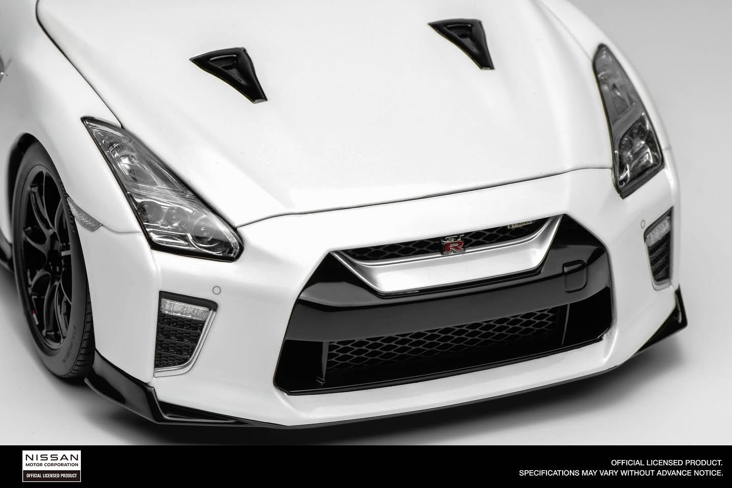 MOTORHELIX - 日产GT-R (R35) Track Edition Engineered by NISMO T-Spec 2022 亮光珍珠白