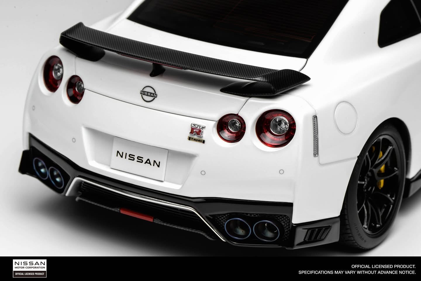 MOTORHELIX - 日产GT-R (R35) Track Edition Engineered by NISMO T-Spec 2022 亮光珍珠白