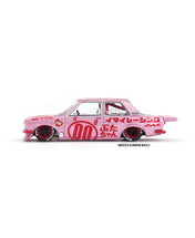 KAIDO HOUSE X MINI GT 1:64 达特桑 510 PRO STREET BUTA V1 – 粉色 KHMG161